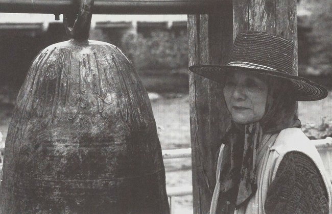 Toshiko Takaezu with The Roman Bell, bronze, steel, wood, 1996.