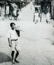 Yagi Kazuo carrying unfired sculpture to the communal kiln.